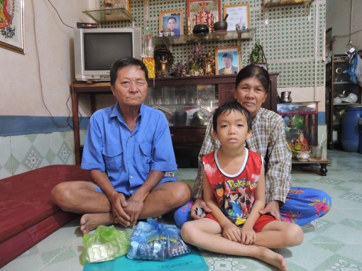 Trao tiền từ thiện