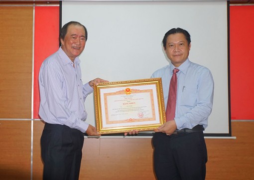 Trao bằng khen của Thủ tướng chính phủ cho bác sĩ Võ Văn Kha