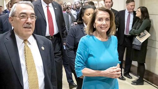 Bà Pelosi vượt qua “ải” đầu tiên