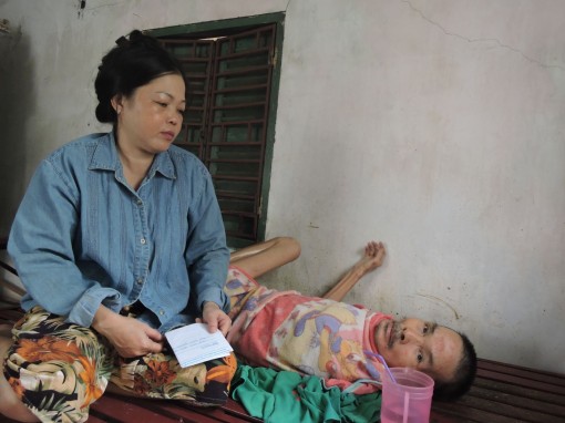 Trao tiền từ thiện