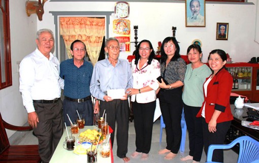 Trao kinh phí hỗ trợ nhân sĩ, trí thức có hoàn cảnh khó khăn