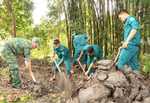 Dân quân tham gia giữ gìn an ninh trật tự