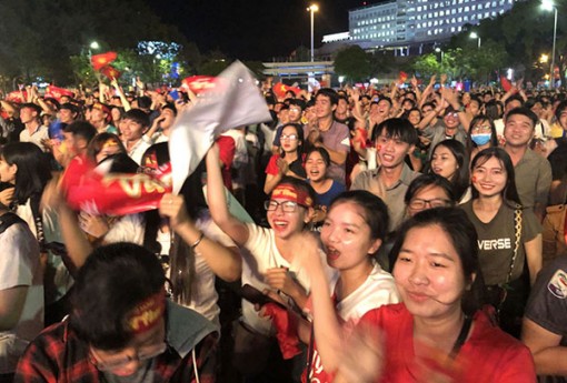 Cờ đỏ sao vàng rợp bóng Tây Đô