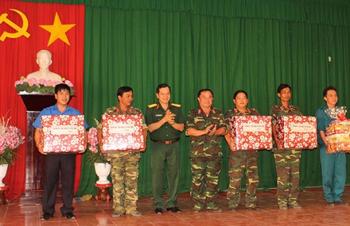 Thăm và tặng quà lực lượng thực hiện công trình Tết Quân Dân năm 2019