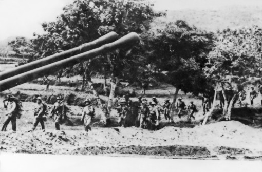 Bài 5: Chiến công đổ bộ đường biển Tà Lơn là giai đoạn đầu của chiến dịch diễn ra trên đất bạn