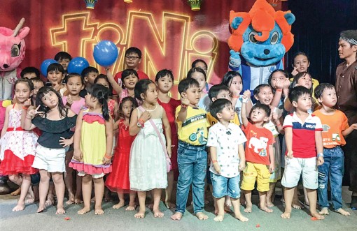 Con gái “điệu” sớm