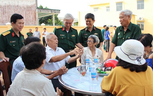 Thăm và tặng quà

52 gia đình chính sách,

người có công với cách mạng