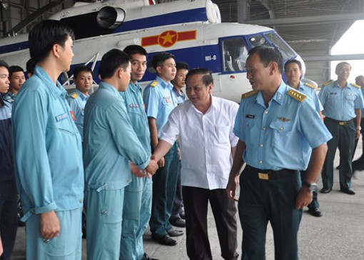 Đồng chí Bí thư Thành ủy thăm, chúc mừng Trung đoàn Không quân 917