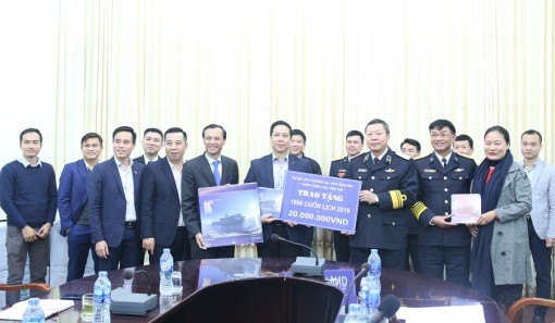 Ủy ban Nhà nước về người Việt Nam ở nước ngoài thăm, tặng quà bộ đội Hải quân