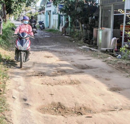 Đường thi công chậm, dân bức xúc