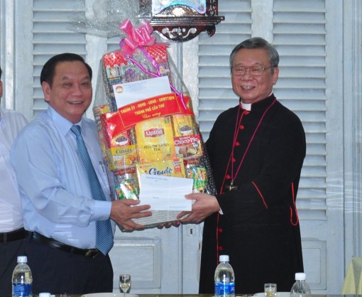 Lãnh đạo thành phố thăm, chúc mừng Lễ Giáng sinh 2018 tại Tòa Giám mục Cần Thơ