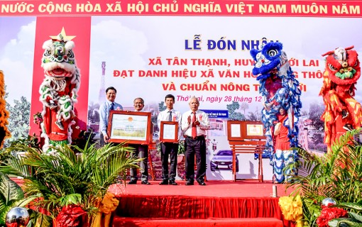 Tân Thạnh đón nhận danh hiệu xã văn hóa - nông thôn mới