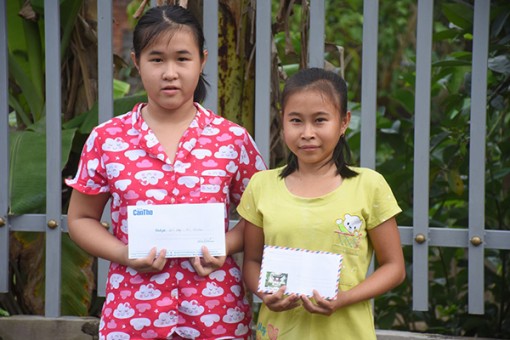 Giúp hai trẻ mồ côi có điều kiện tiếp tục đến trường