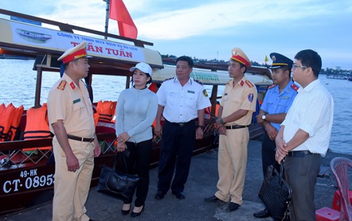 Kiểm tra hoạt động an toàn giao thông tại các bến tàu khách du lịch