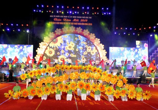 Đặc sắc chương trình nghệ thuật “Cần Thơ - 15 mùa hoa rực rỡ”