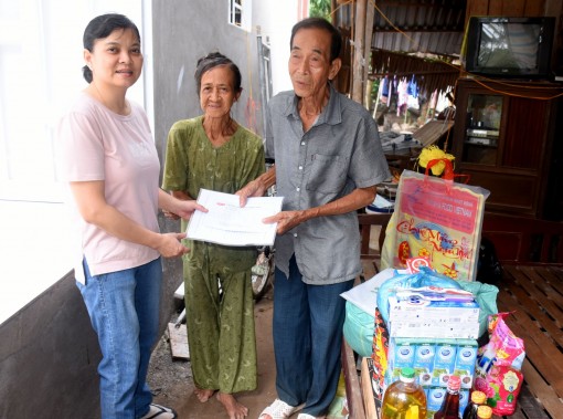 Tặng quà và tiền mặt giúp gia đình ông Thái Tích Súng