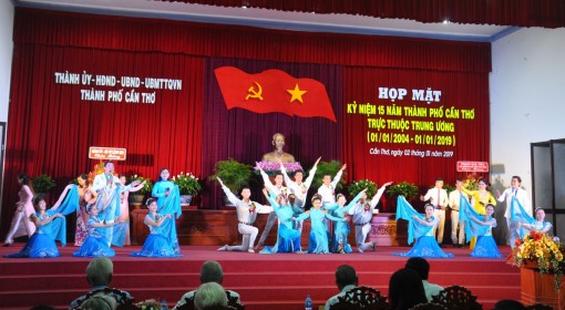 Họp mặt kỷ niệm 15 năm TP Cần Thơ trực thuộc Trung ương