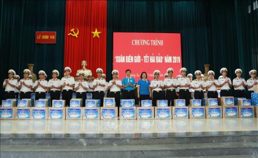 Gửi hàng nghìn suất quà đến Trường Sa