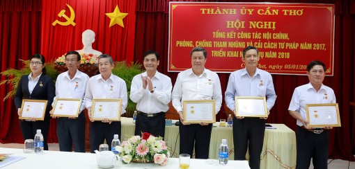 Chủ động tham mưu trong công tác nội chính,

phòng chống tham nhũng, cải cách tư pháp góp phần

ổn định tình hình an ninh chính trị, trật tự, an toàn xã hội