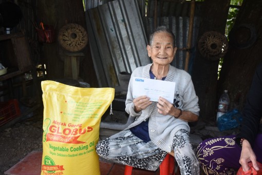 Giúp đỡ cụ già neo đơn, vất vả mưu sinh