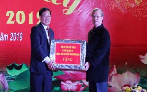 Thường trực Ban Bí thư Trần Quốc Vượng thăm, tặng quà công nhân lao động tại Bắc Giang