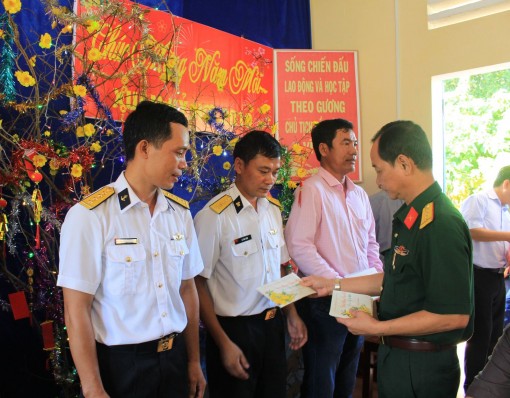 Đoàn đại biểu các tỉnh, thành phía Nam thăm đảo Hòn Đốc