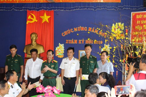 Thăm hỏi, chúc Tết lực lượng hải quân trên đảo Hòn Chuối