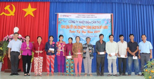 Tặng 150 phần quà trị giá 75 triệu đồng cho gia đình chính sách, hộ nghèo tại quận Ô Môn và Bình Thủy