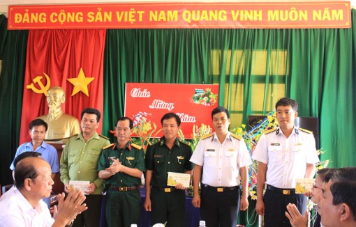 Đoàn chúc Tết đến thăm các lực lượng đóng quân ở cụm đảo Hòn Khoai