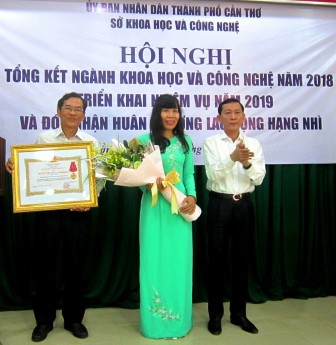 Sở Khoa học và Công nghệ TP Cần Thơ đón nhận Huân chương Lao động hạng Nhì