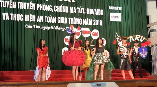 Rèn kỹ năng giao tiếp