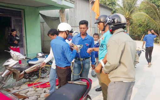 Đoàn viên thanh niên Đông Thắng
góp phần đảm bảo an toàn giao thông
