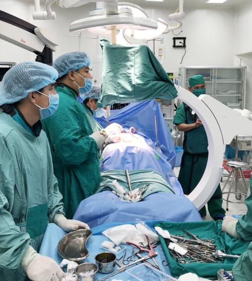 Phẫu thuật bắt vít qua da điều trị các bệnh lý cột sống