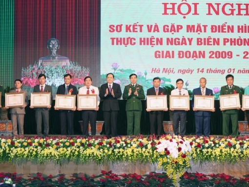 Chủ tịch Quốc hội gặp mặt điển hình thực hiện Ngày Biên phòng toàn dân