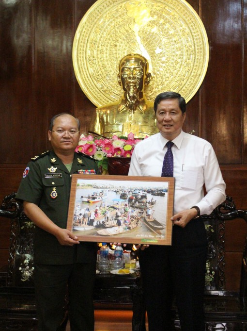 Cục Phát triển Bộ Quốc phòng Vương quốc Campuchia chúc tết Thành ủy