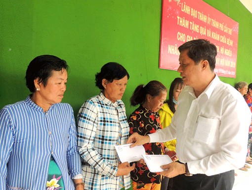 Trao quà Tết cho gia đình chính sách, hộ nghèo