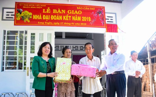 Tặng nhà đại đoàn kết cho gia đình ông Thái Tích Súng