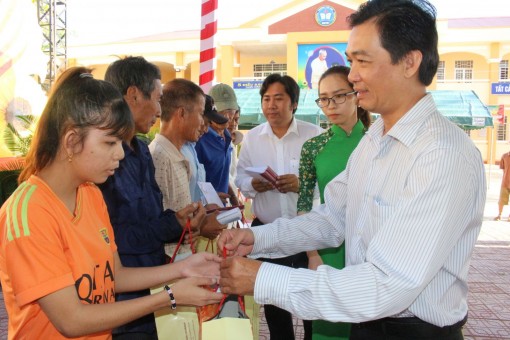 Trao quà hỗ trợ người nghèo huyện Thới Lai, Cờ Đỏ vui xuân, đón Tết