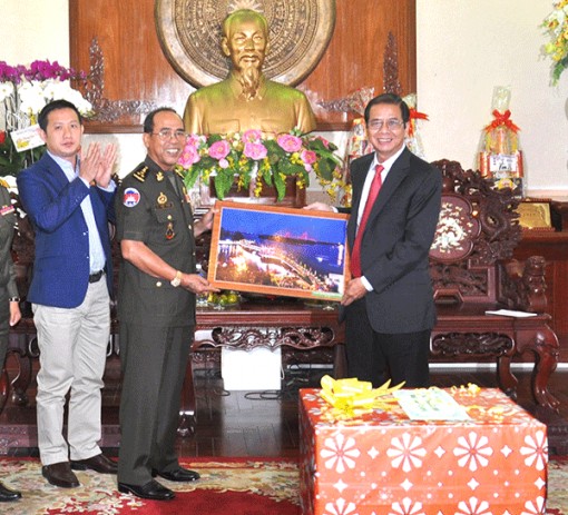 Bộ Tư lệnh Cảnh vệ Quân đội Hoàng gia Campuchia chúc Tết lãnh đạo TP Cần Thơ