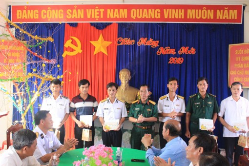 Xuân về trên biển đảo Tây Nam<br>Bài cuối: Chở Tết yêu thương ra đảo sum vầy
