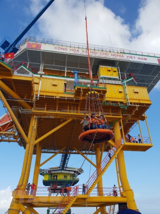 Mang tình cảm yêu thương của đất liền đến với Trường Sa