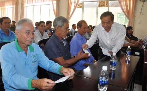 Bí thư Thành ủy chúc Tết, tặng quà gia đình chính sách, hộ nghèo phường Hưng Thạnh