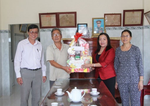 Lãnh đạo thành phố chúc tết các gia đình cán bộ hy sinh, từ trần