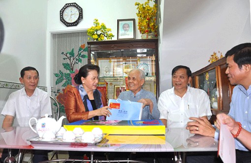 Chủ tịch Quốc hội Nguyễn Thị Kim Ngân thăm, chúc Tết, tặng quà gia đình chính sách, người nghèo 