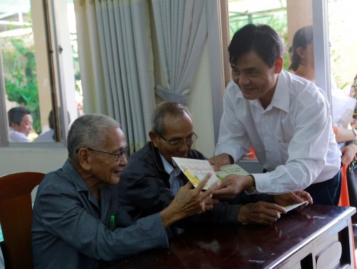 Lãnh đạo Thành ủy tặng quà, chúc Tết tại Cái Răng