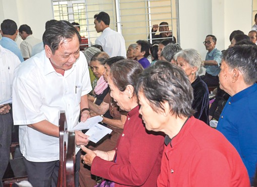 Bí thư Thành ủy Cần Thơ chúc Tết các gia đình
chính sách, người nghèo tỉnh Hậu Giang