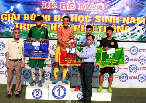 Đội bóng Trường THPT Thới Lai bảo vệ thành công ngôi vô địch