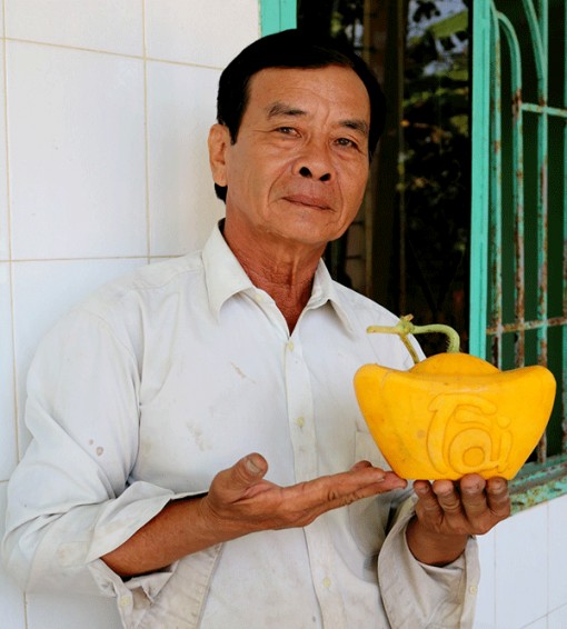 Bưởi và dưa hấu thỏi vàng “chào hàng” dịp Tết