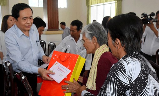 Chủ tịch Ủy ban Trung ương MTTQVN tặng quà tết cho gia đình chính sách, hộ nghèo tại Cần Thơ
