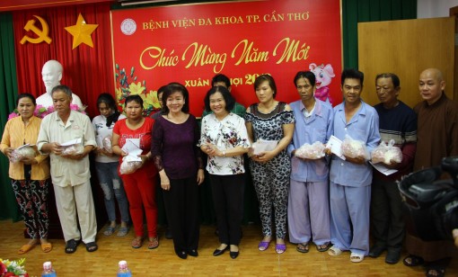 Trao 110 suất quà cho bệnh nhân nghèo tại Bệnh viện Đa khoa TP Cần Thơ